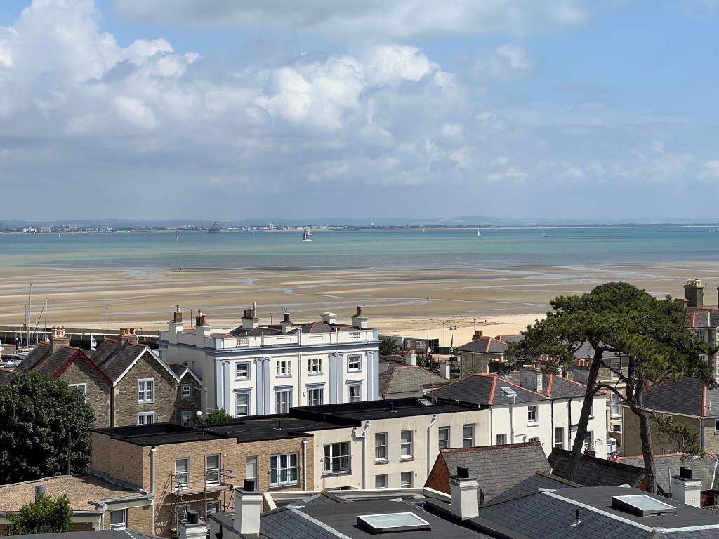 Lot: 142 - TWO STOREY THREE-BEDROOM FLAT FOR IMPROVEMENT WITH STUNNING SEA VIEWS -